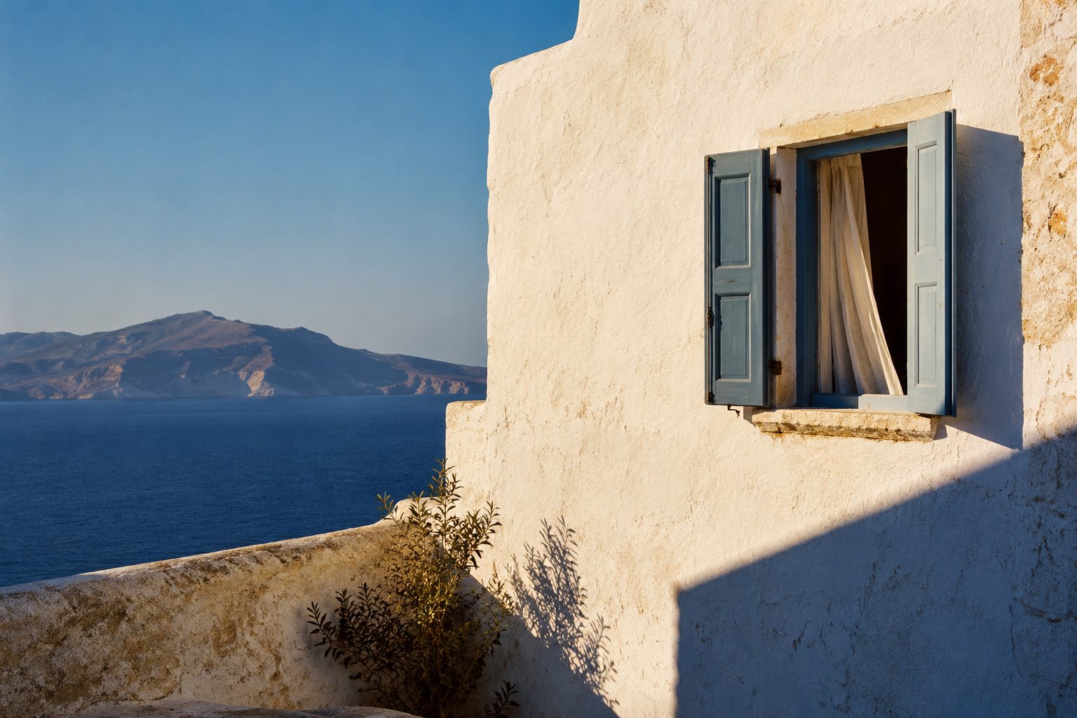 Weißes mediterranes Haus mit Blick aufs Meer